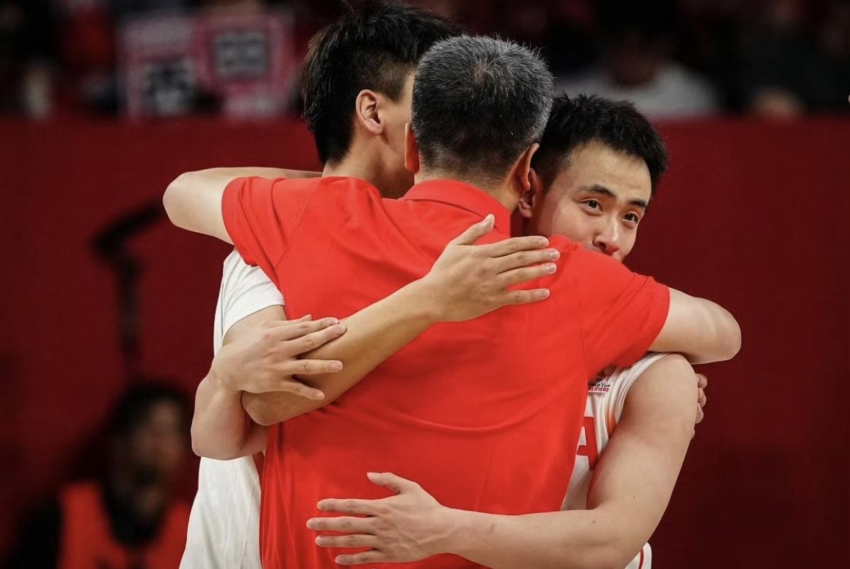 郭士强第一时间拥抱赵睿，赵继伟！这两位老将状态神勇，在击败日本队的比赛中，表现十