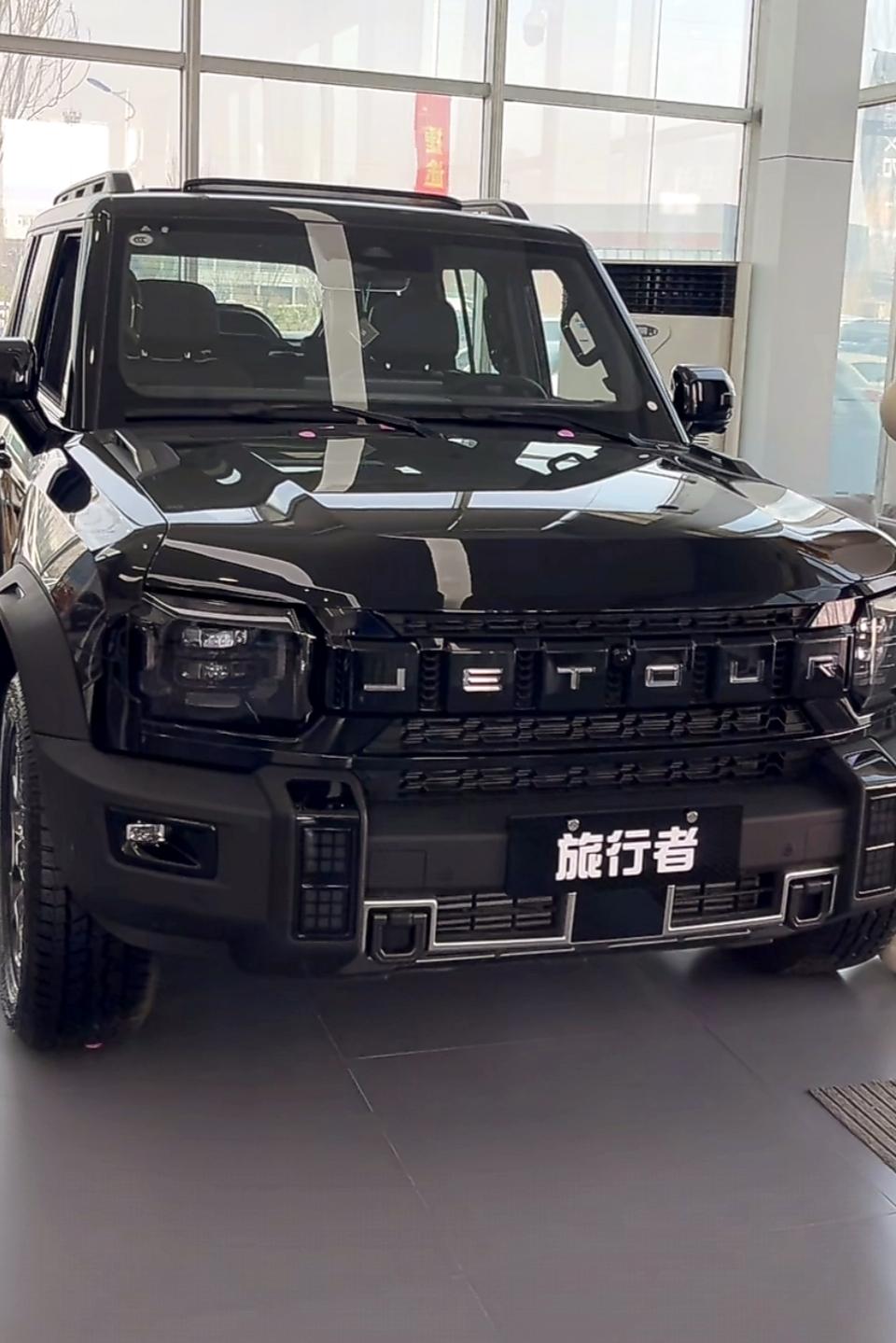 给大家推荐捷途旅行者这款车。第一眼看到这款车，就觉得挺硬气。方方正正的造型，外挂