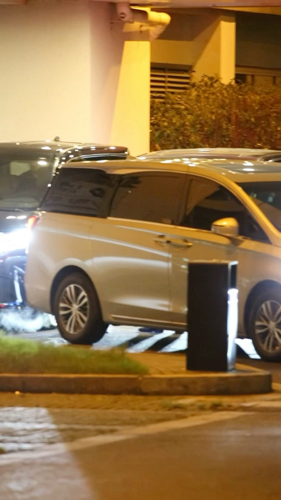 好抽象的一晚 一群人在车缝里找杨幂（