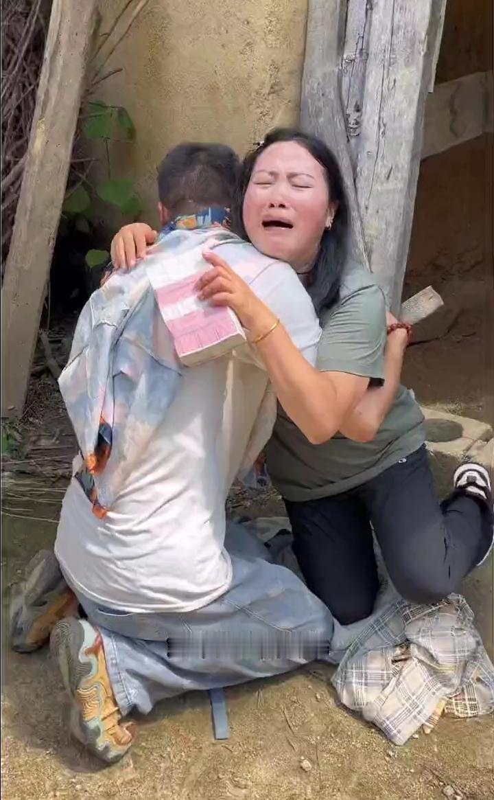 注意看，事业有成的男子来到姑姑家中，刚进门他便从包里掏出几沓钱，不由分说的塞到姑