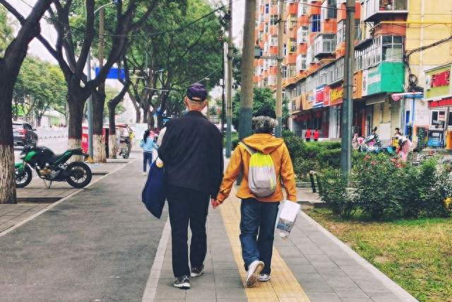 那些坚持不婚不育的人，老了真的不会后悔吗？第一批丁克现状曝光