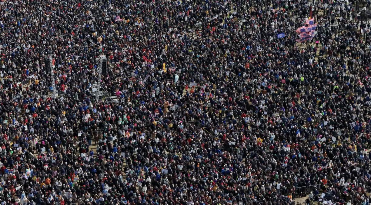 全美超900万人举行抗议反对特朗普，看着画面还是挺震撼的，这已经是美国第三次爆发