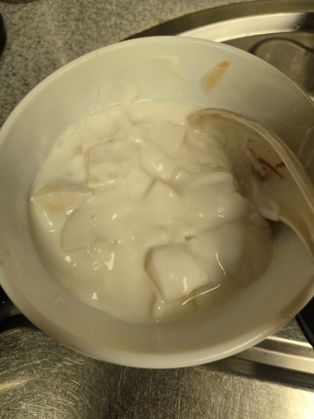 4點多才睡今早醒不來，一醒來吃酸奶配🥕 