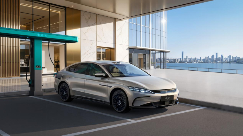 4月28日，比亚迪王朝旗舰轿车汉EV闪充版正式焕新上市，新车推出两款配置车型，售