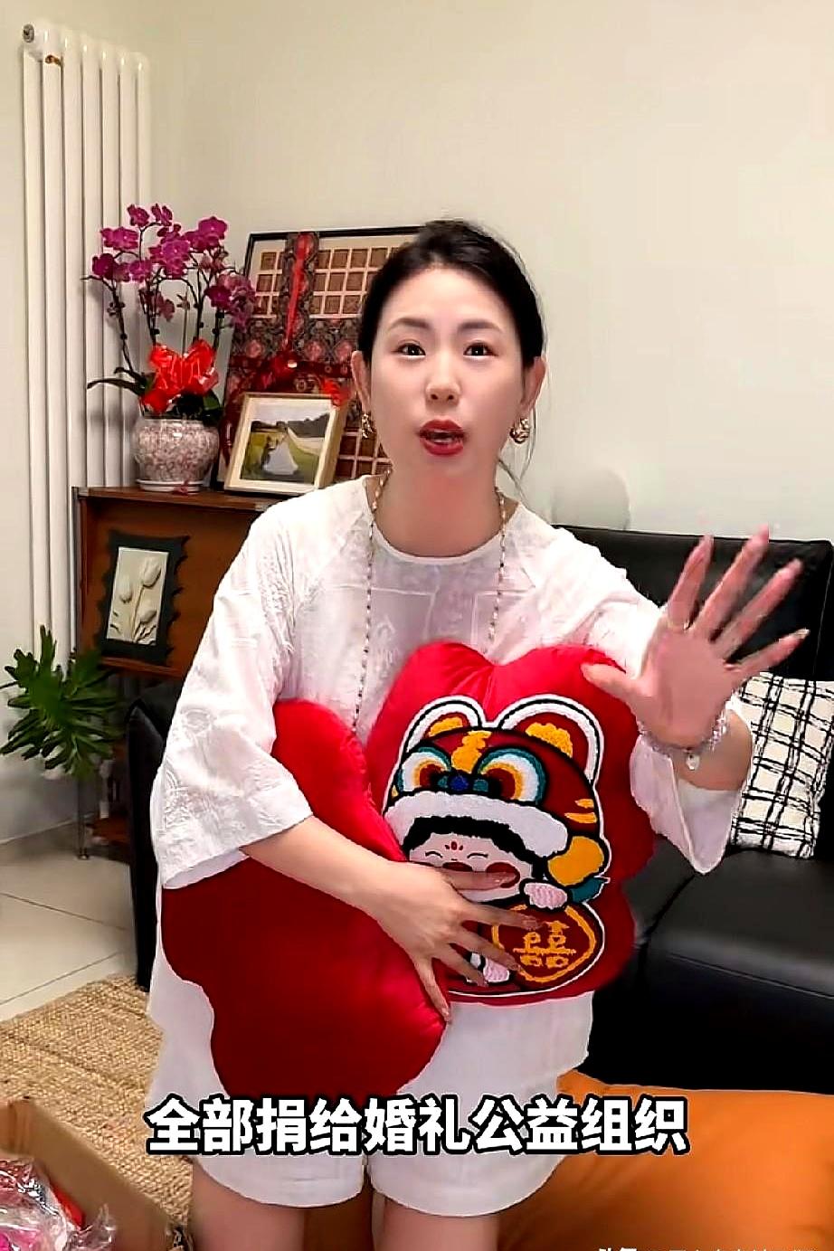 谁家好人刚办完婚礼没几天，连门上的大红喜字都没褪色，就急吼吼地张罗着要把亲友送的