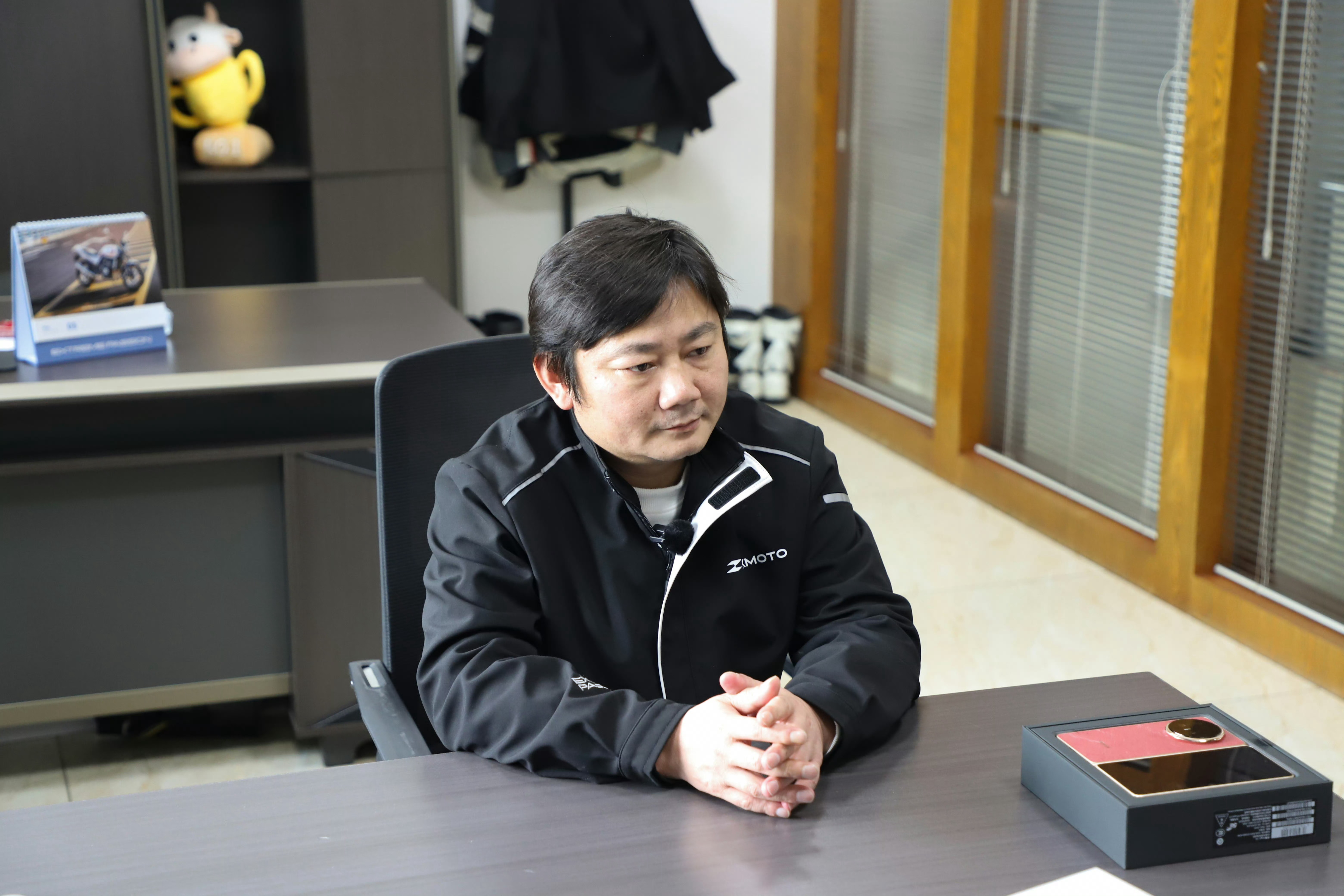 张雪+荣耀，确实很搭。感觉成了张雪换了荣耀手机张雪终于把碎屏手机换了