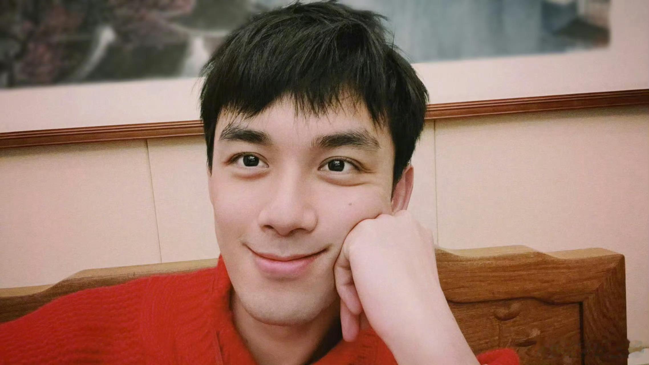 #吴磊红毛衣自拍# 吴磊随拍三宫格～红红火火的磊磊，笑容太治愈了，期待新电影《草