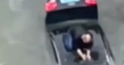 奥迪车疑似避让电动车撞上围栏，失控坠河!目击者：事故因一名老年妇女闯红灯引发