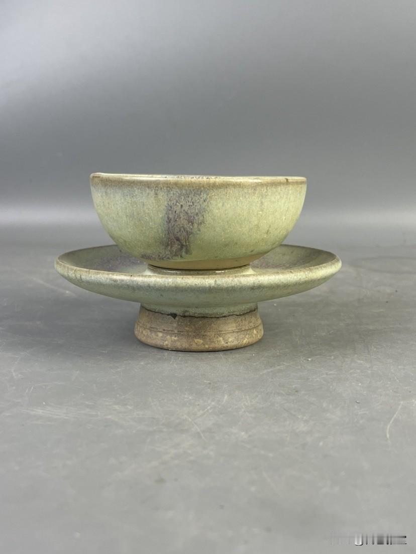 宋钧窑天青挂紫盏托一套，宋代茶器中的上等佳器
 这套完整的宋代钧窑茶盏带托，是古