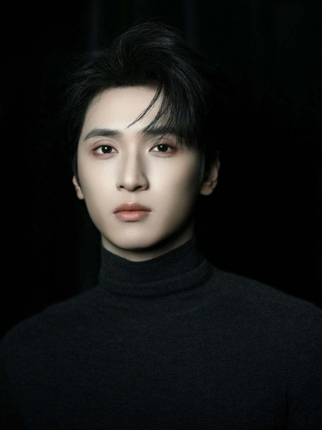 严浩翔表情管理好牛 严浩翔最新随拍来啦！黑色毛领毛衣低调帅气，咱就说的表情管理也