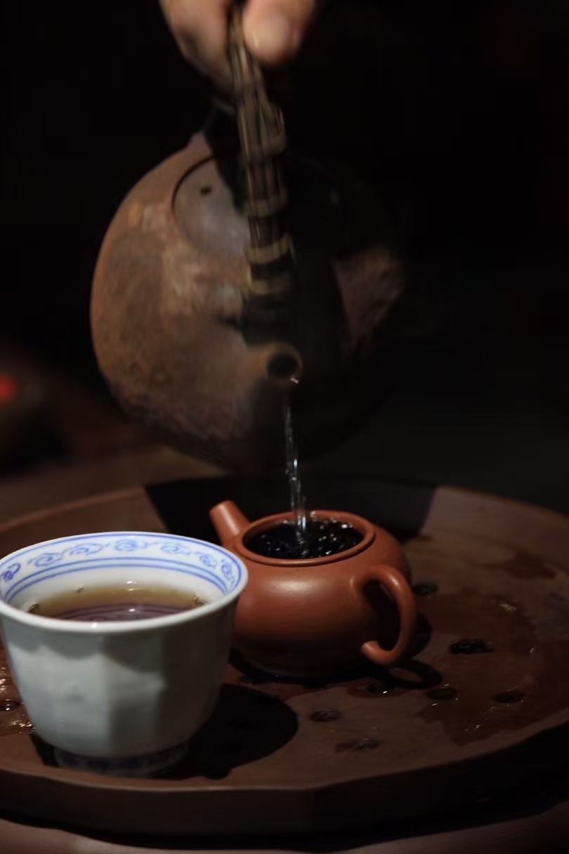 品茶赏器交友  岁岁载光阴 茶汤甜如蜜一款经得起细论耐得起寻味的老茶 