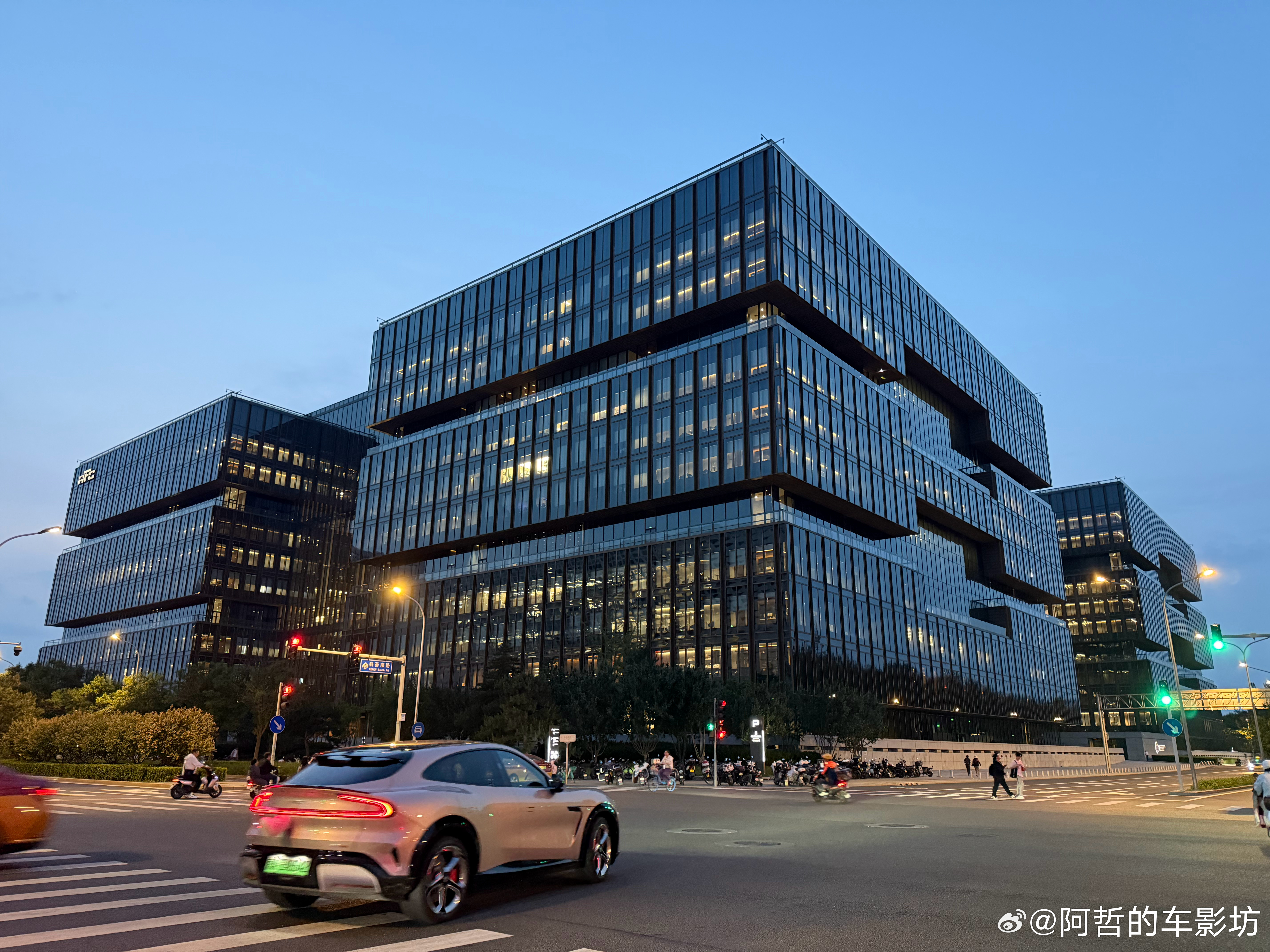 小米YU7入门版早有传闻了配备73度电池 CLTC 643km售价23.35万起