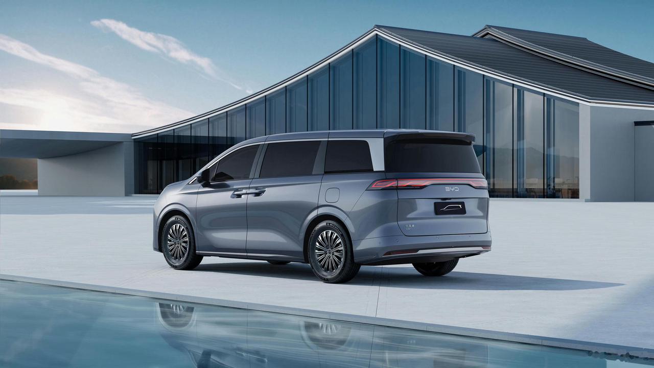 以下是一些今日新闻：
 
- 中国海军83舰编队对新加坡进行友好访问：10月28