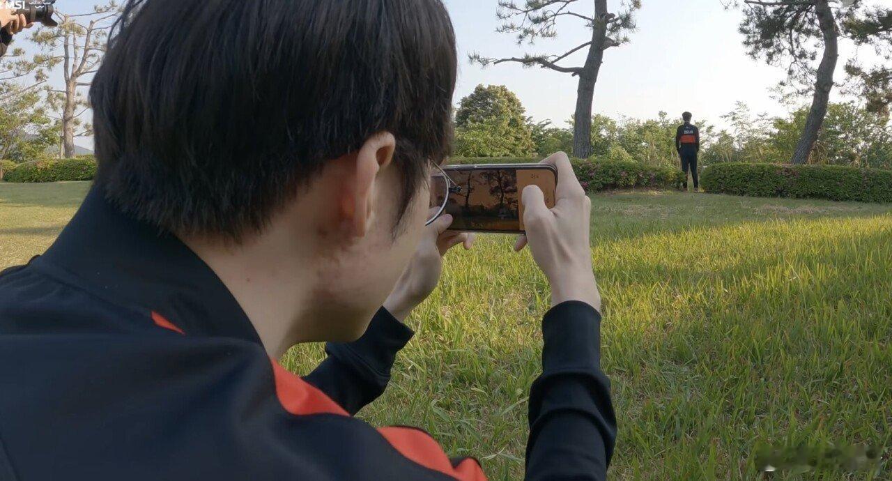 有Faker这种男朋友你几点回家？众所周知，男生是不喜欢拍照的。但是李哥给全队友