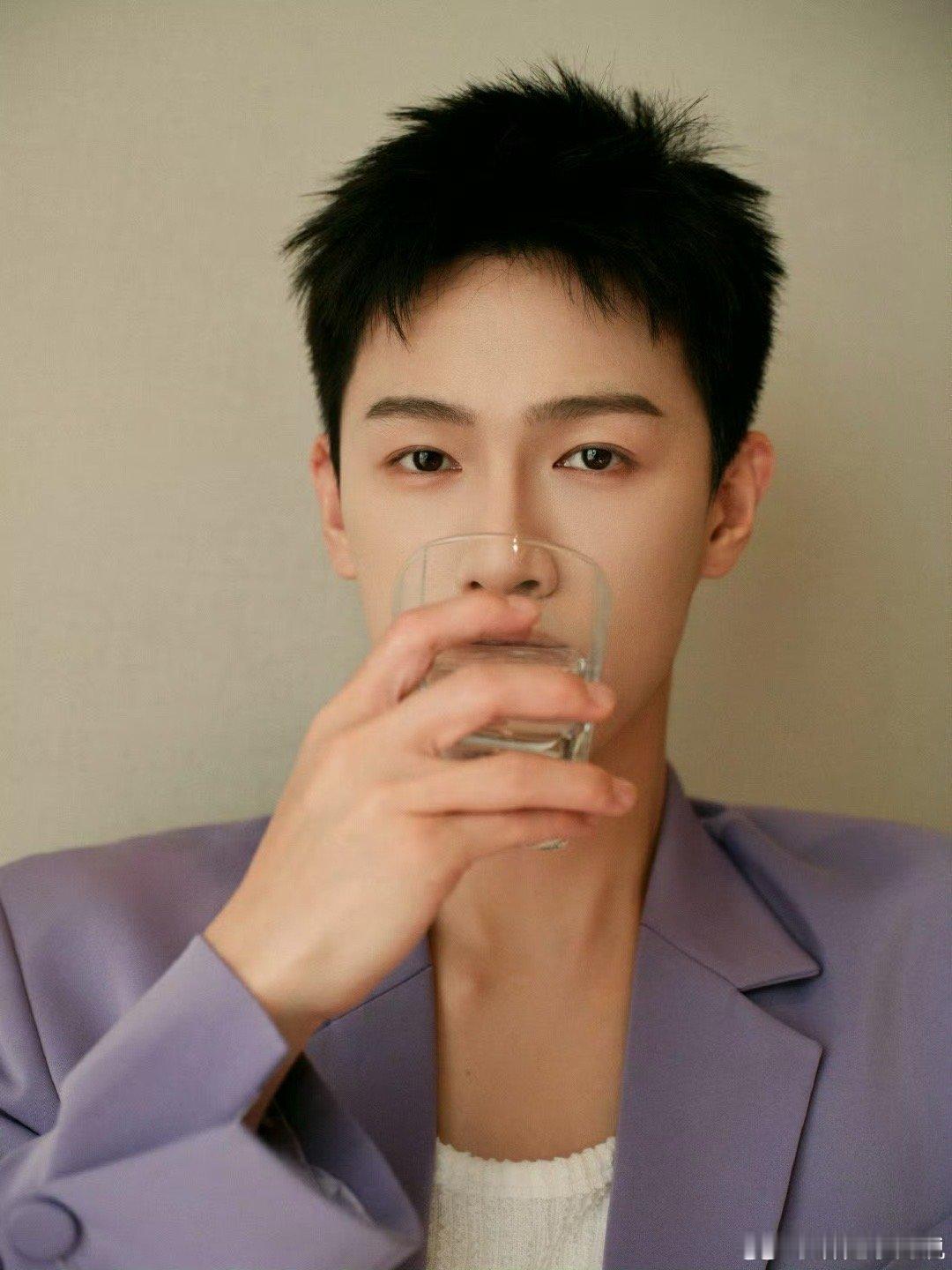 #致1999年的自己千禧版预告#谁懂，看到这个预告片的时候也是非常的精彩，尤其是