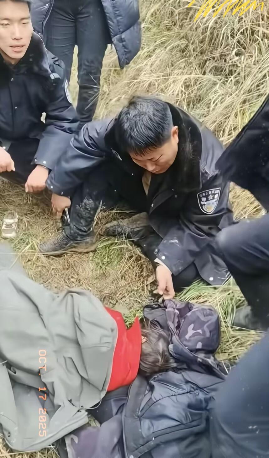 东北民警满身泥泞找回3岁走失女童，泪目瞬间戳中千万父母心！
 
“这哪是警察，分