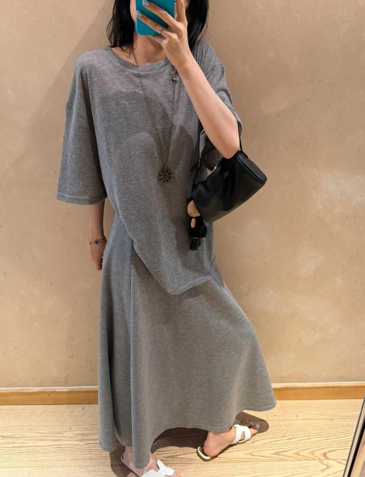 懒人Ootd
吼吼～这套松弛感穿搭我先穿了！
大版型t恤 穿搭的尽头是去繁就简 