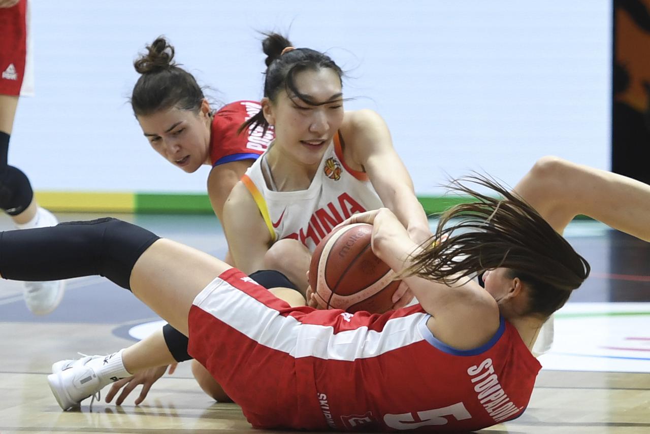 中国女篮加时逆转捷克的六大关键解密:
第一、韩旭的内线绝对统治，是球队全场最稳的