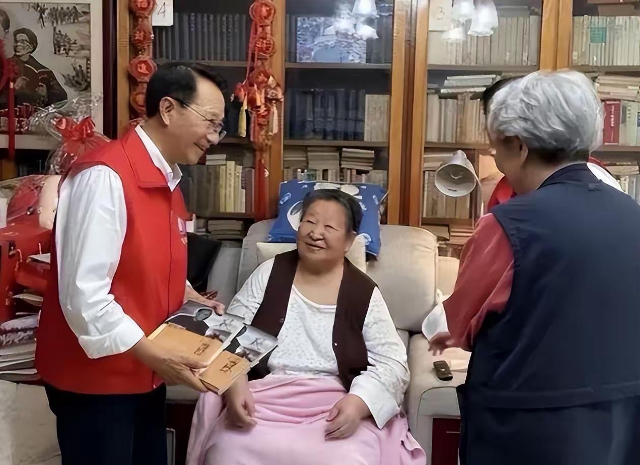 李讷生于1940年，已经是86岁高龄。从这张近照来看，坐在轮椅上的李讷，精神状态