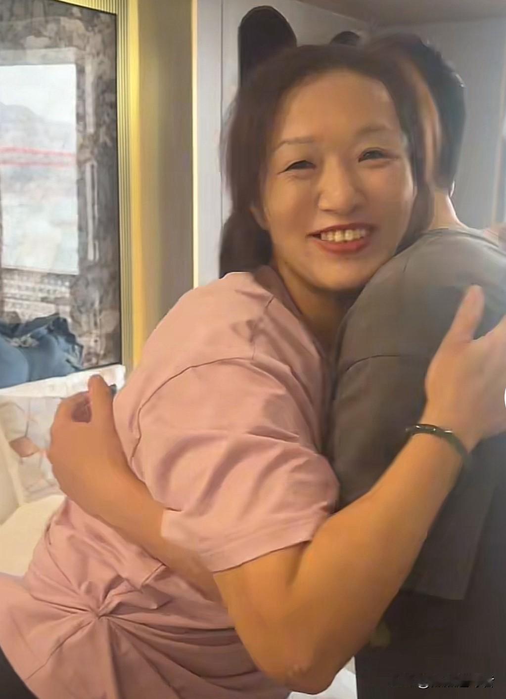 今天，谢浩男大妹连更两个视频。第二个视频是谢浩男补送给他妈妈许健华母亲节礼物——