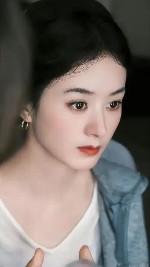 赵丽颖两黑粉因发布诽谤性博文，侵犯其名誉权，近日登报道歉并承担法律责任。此事件警