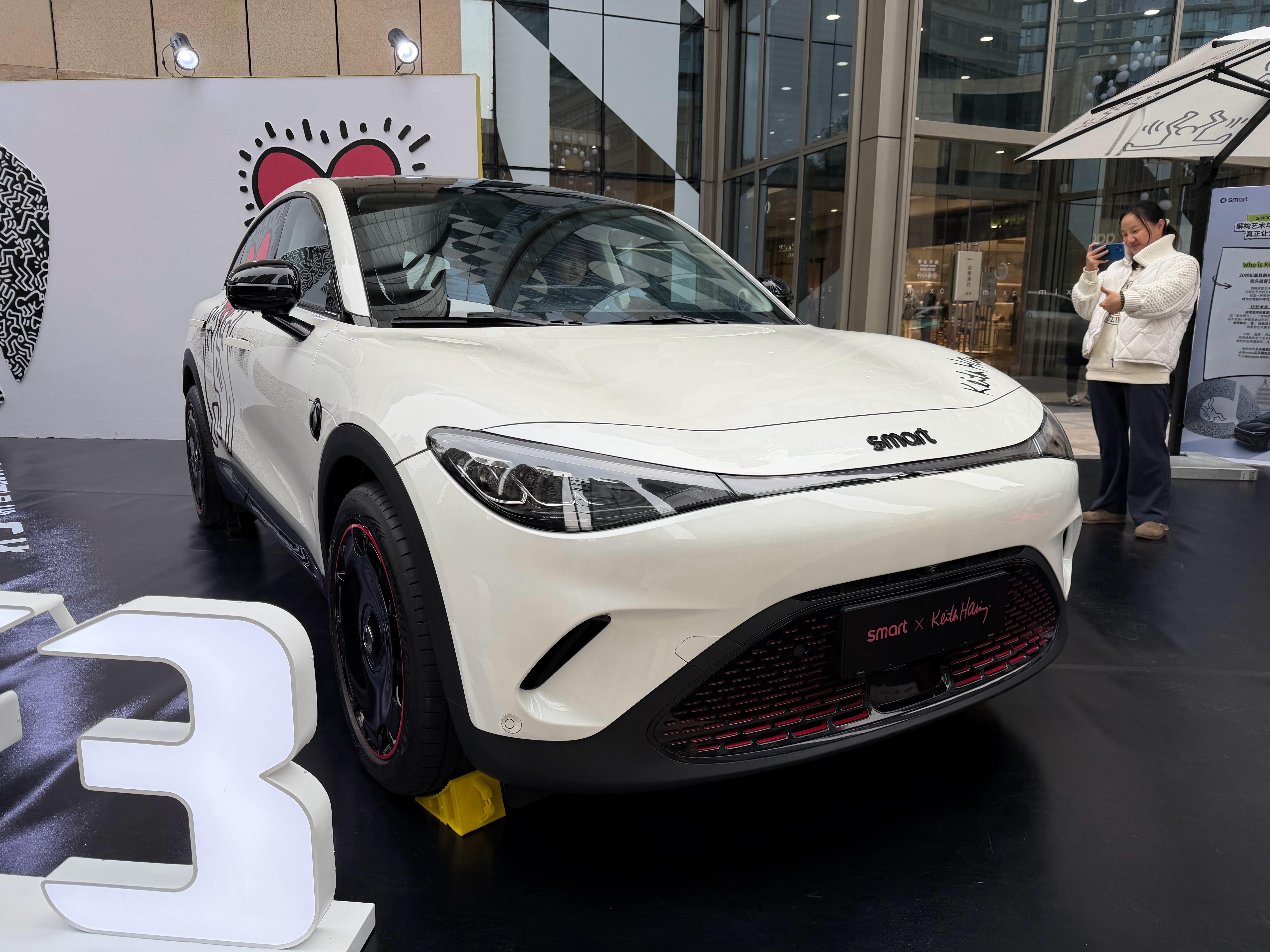 smart精灵3号作为车圈里的一台精品小车这回和Keith Haring联名了！