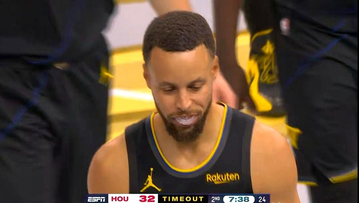 今天勇士主场打火箭上半场，库里首发打了16分钟。投篮7中3，三分4中2，就拿了8