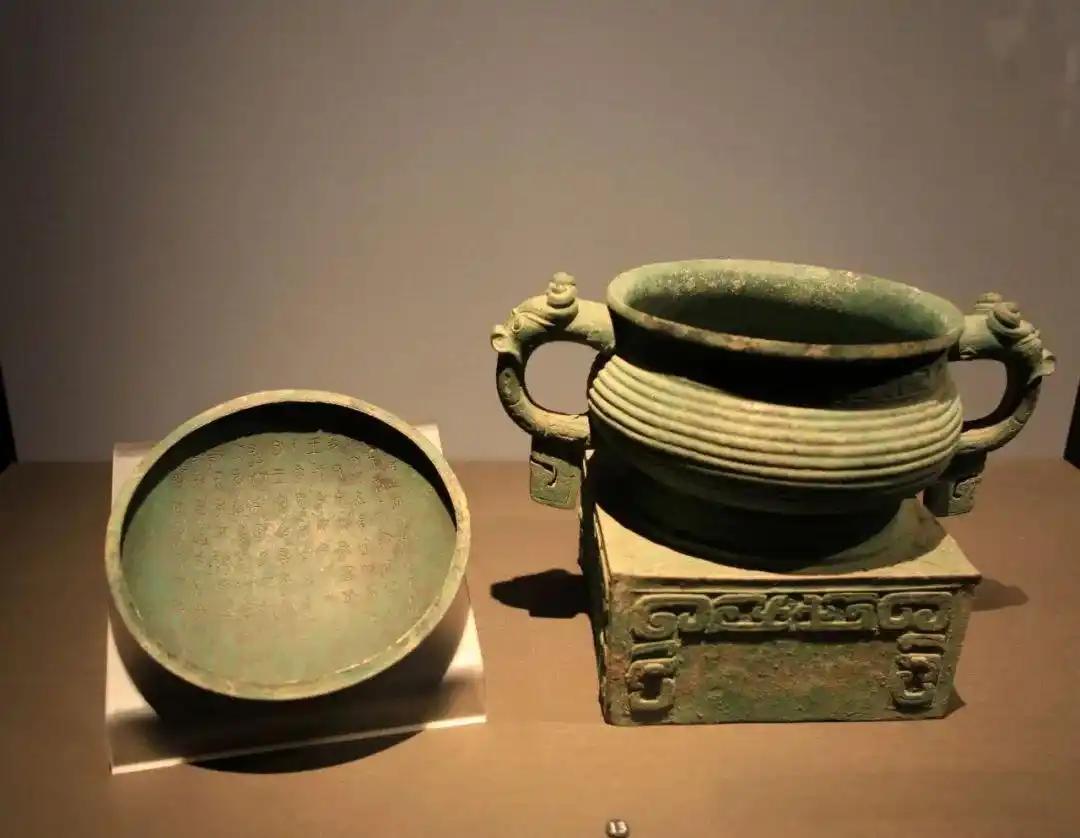 1971年春天，陕西扶风县农民刘老汉在河道清淤时，一锄头挖出了四个“铜罐子”。他