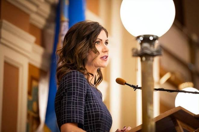 美国政坛大瓜炸锅！众议院听证会直接上演劲爆拷问，女部长被当众扒私生活，丈夫就在身