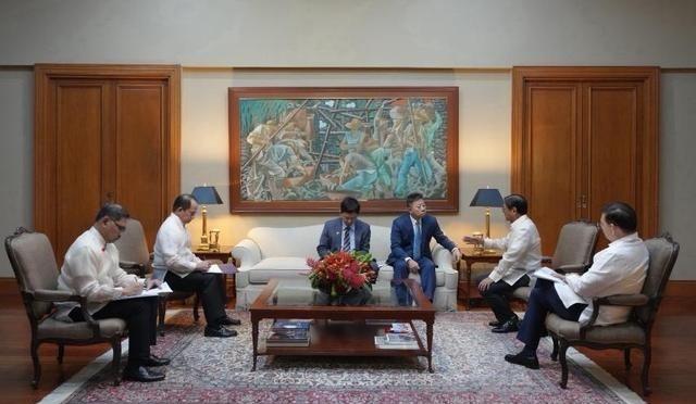 7月21日，中国驻菲律宾大使井泉应菲律宾总统小马科斯安排，在马拉坎南宫与其会面。