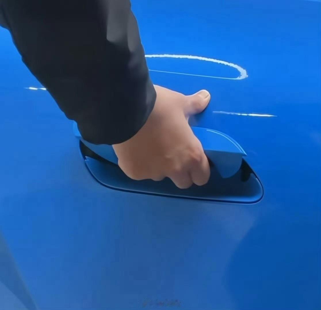 新SU7改了机械门把手、外观延续了半隐藏式设计、符合新国标、今年如果你买新车、没