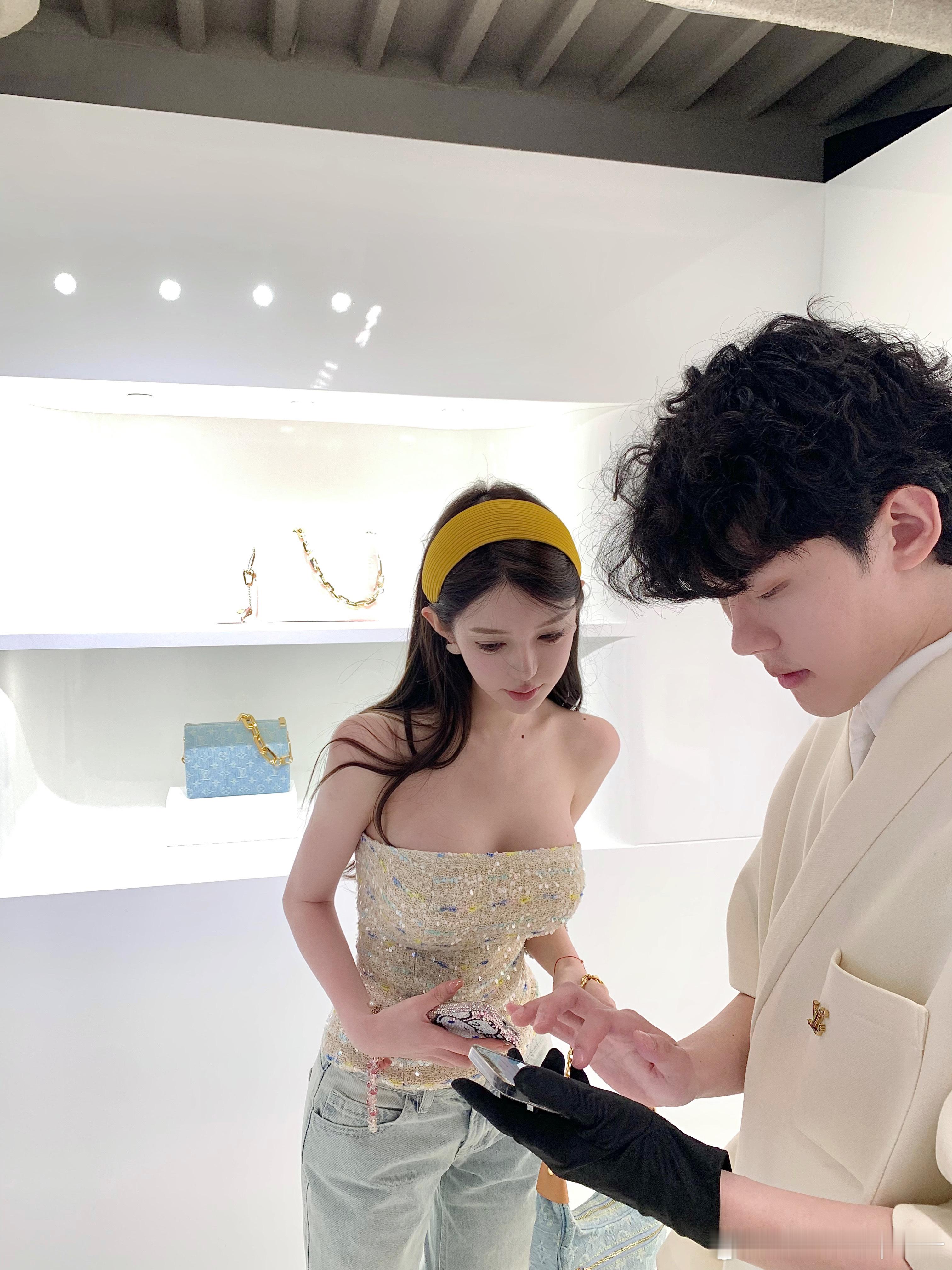 小宝们 这件抹胸的面料是我们独家定制的哦～是完全不会有同款的 而且很意外的是它有