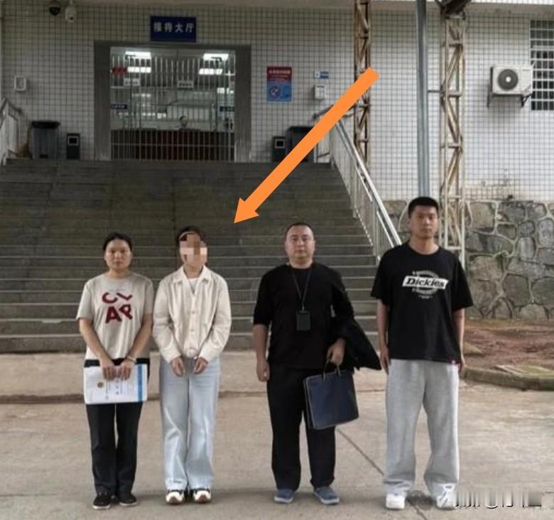 罪有应得？让钱想疯了吧？湖南石门妹子冯某，好吃懒做，只想赚快钱，虽然已婚，却以谈