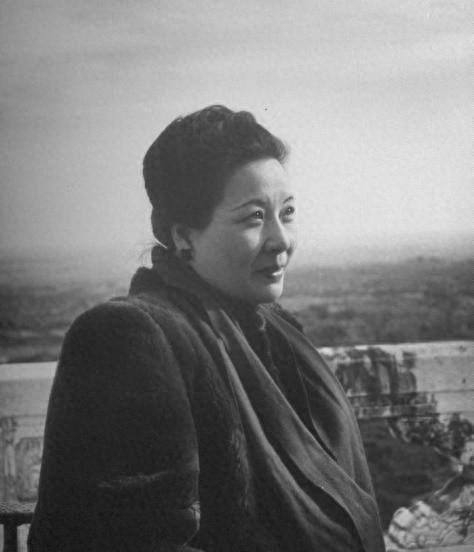 蒋经国离世后宋美龄重返台湾试图掌权未能如愿，移居美国后命运预测不幸应验
1987