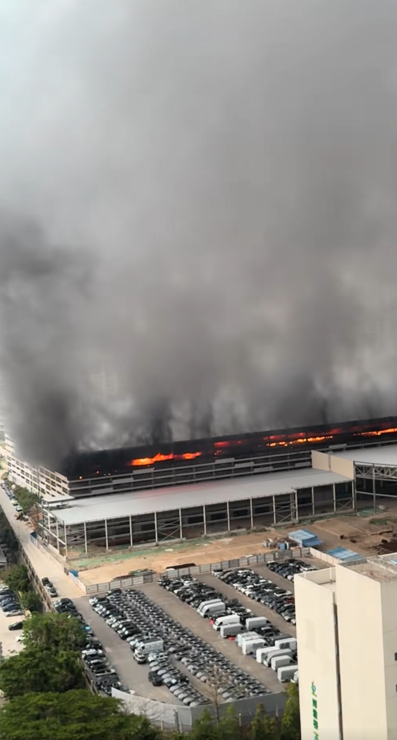 比亚迪公司起火  官方通报深圳比亚迪火灾 看到很多人在群里发，希望现场人员都安全