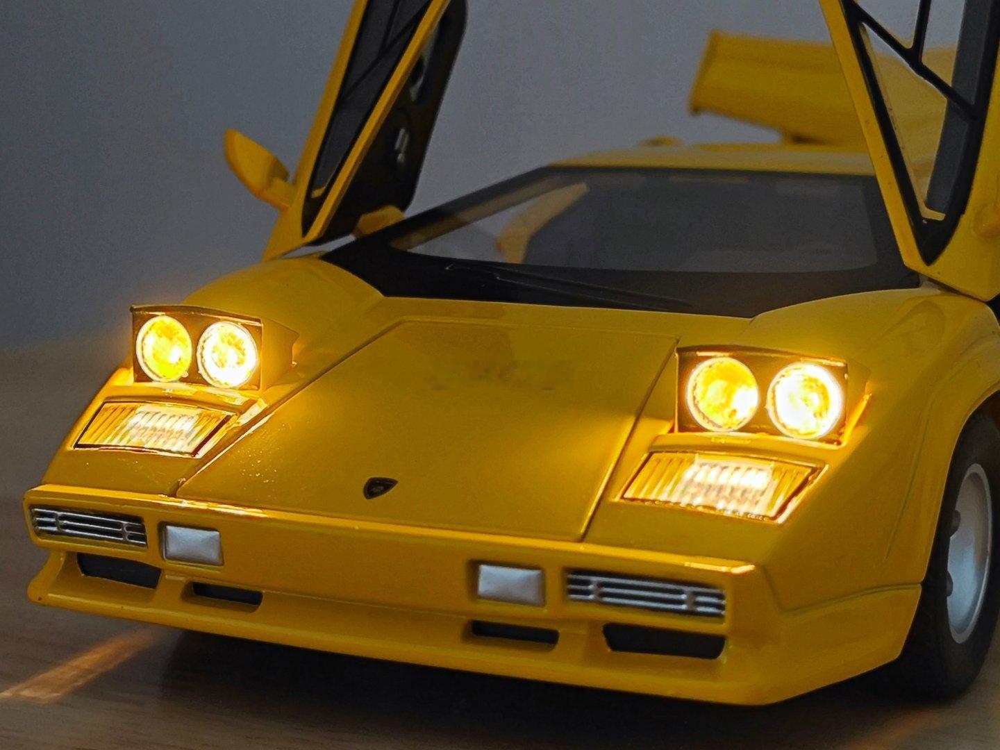 现在回力车玩具的进步不得不说非常大，这款经典Countach，24比例个头大，全