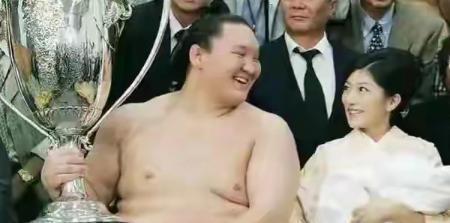 离谱到不敢信！几百斤行动不便、早年如厕还要后辈帮忙擦拭的相扑力士，为啥才貌双全的