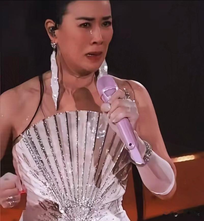 58岁的那英，唱《回声》唱破音了，也唱哭了。

网上立马两拨人掐起来了。一拨说：