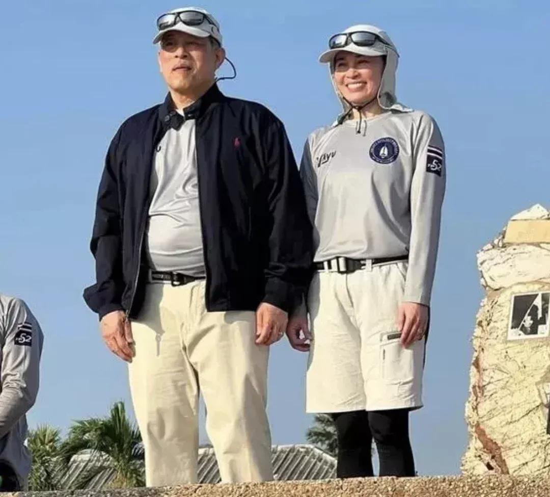 泰国国王拉玛十世加冕时身材那么好，现在也发福了，衣服里面像藏着一个西瓜似的。别人