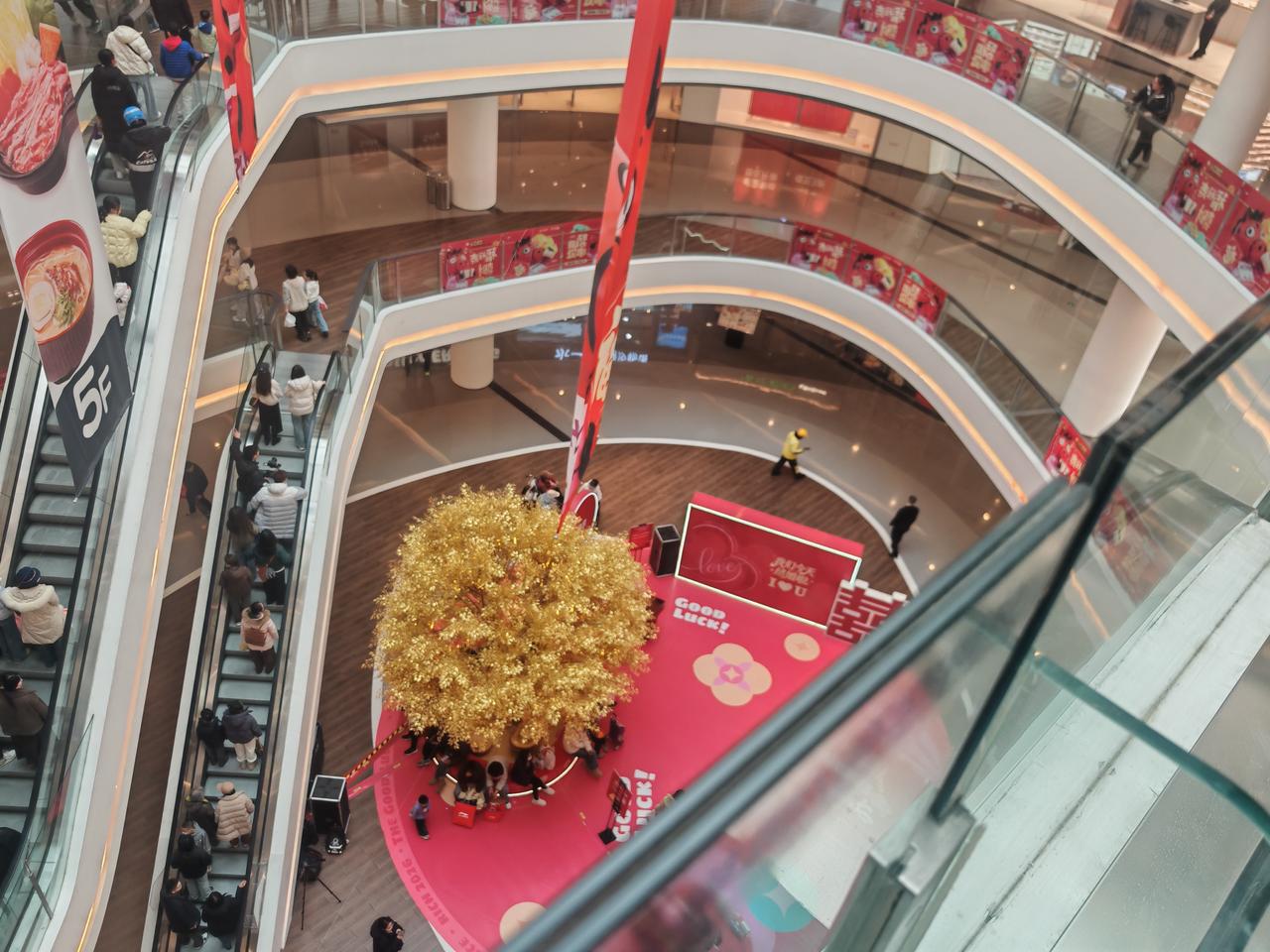 情人节，商场里热闹非凡。成双成对，相约就餐。