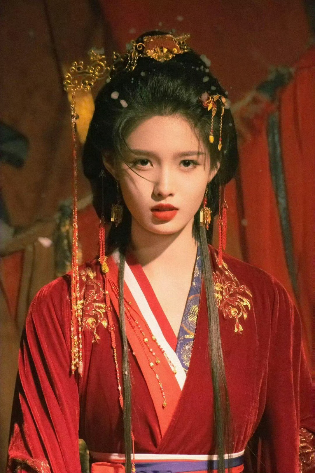 艾米 古言女主适配度 雀骨路透就狠狠戳中！一袭红衣配额前碎发，貌美却不张扬，坚毅