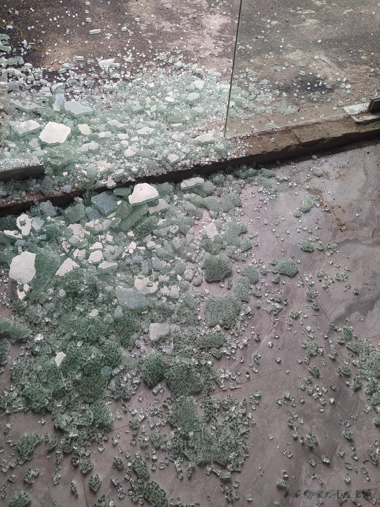 钢化玻璃会自动爆裂吗？
今天上午10点50左右，家里放电动车放杂物间的钢化门，忽