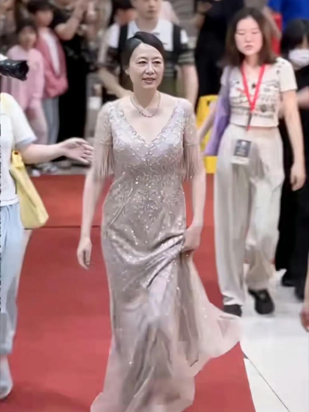 时间过得可真快啊，一转眼吴玉芳都61岁了。不过她这状态，哪像61岁的人呐，一袭银