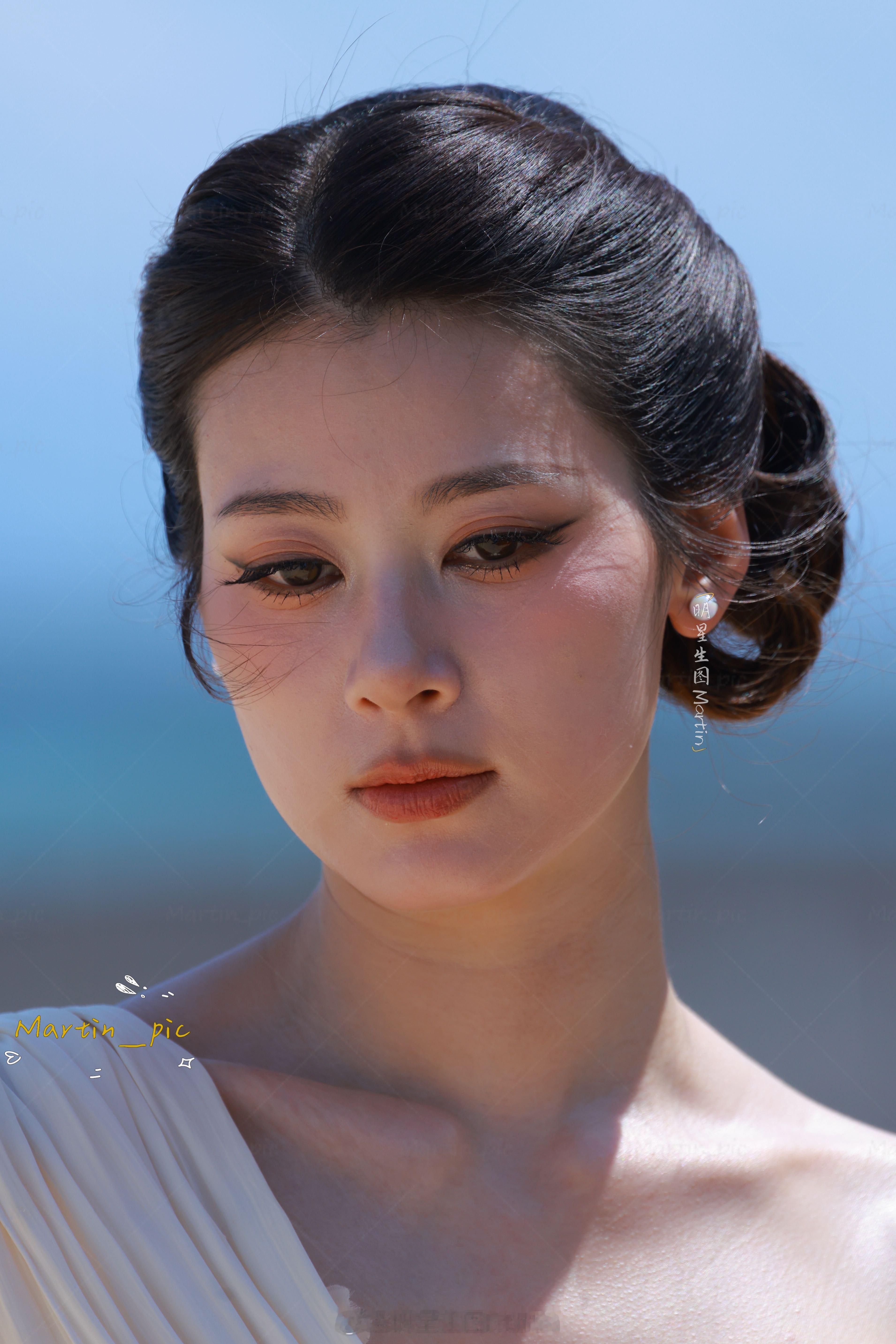 赵昭仪三亚外拍生图 和海边更适配的糖果美甲💅赵昭仪 野心不藏时尚风格之夜