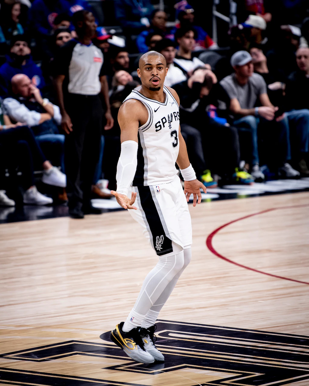 晚安马刺 但愿自己永远保持一种自信：现在拥有的，比过去任何时刻都丰盛。晚安刺蜜明