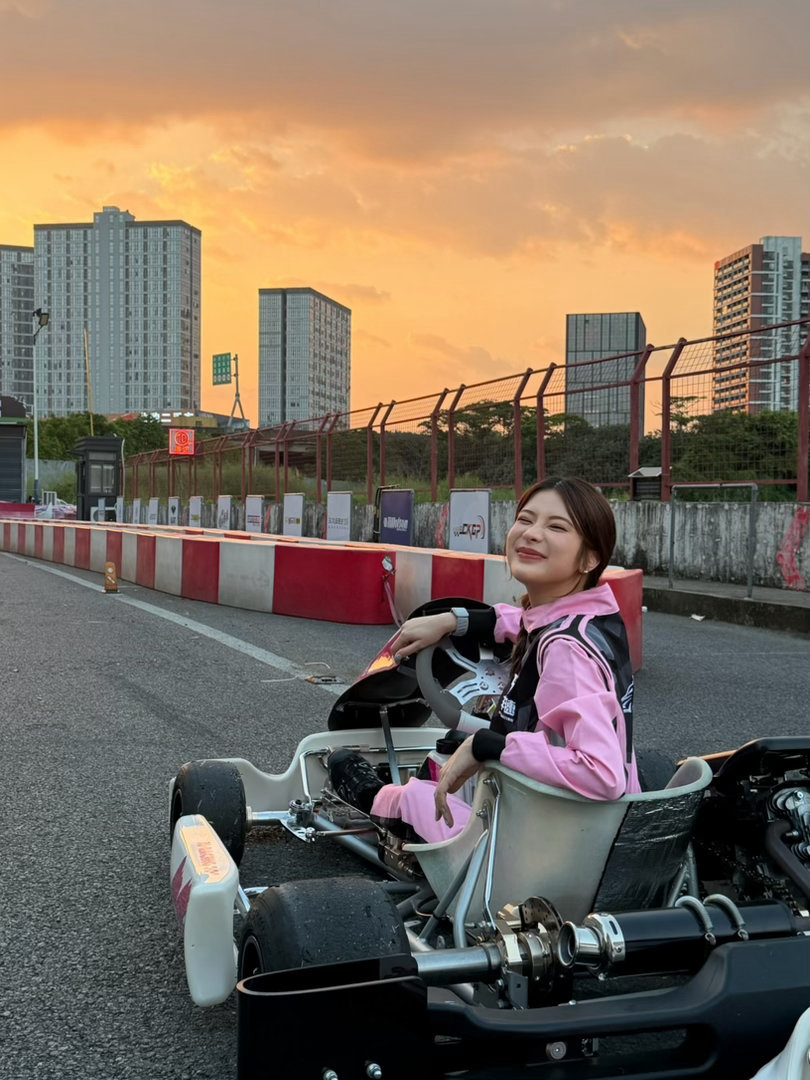 kaosupassara🍦 小九99雪碧     落日赛道限定画面🌇坐在卡丁
