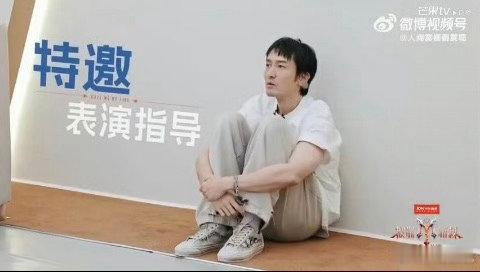 王传君听艾热唱歌的反应 艾热负责炸场，王传君负责炸表情包，这俩配合打得我手机内存