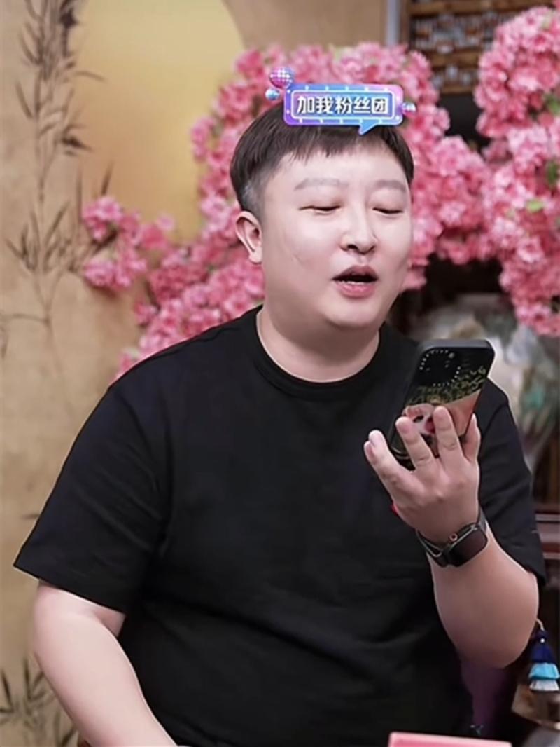 德云社人力资源总监兼五队队长曹鹤阳来到师父郭德纲直播间，前十几分钟还好，曹鹤阳回