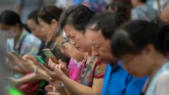 超 4 成老人日均刷手机超 4 小时？短视频陷阱？老人们为何戒不掉？

2024