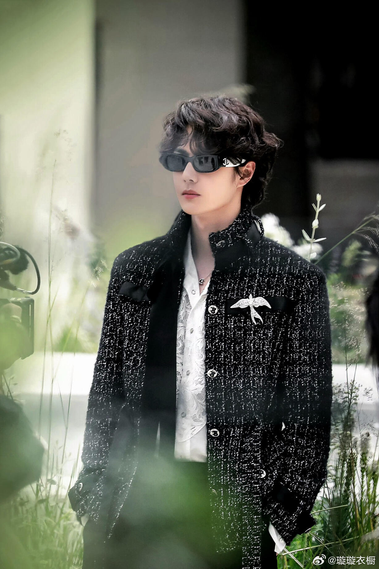 王一博现身巴黎秀场，顺毛卷毛都超适配香奈儿！他的光芒太耀眼，连风都忍不住为他停留